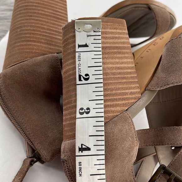 Hinge size 7.5 taupe leather zipper back 4” heeled sandals. - Picture 6 of 11